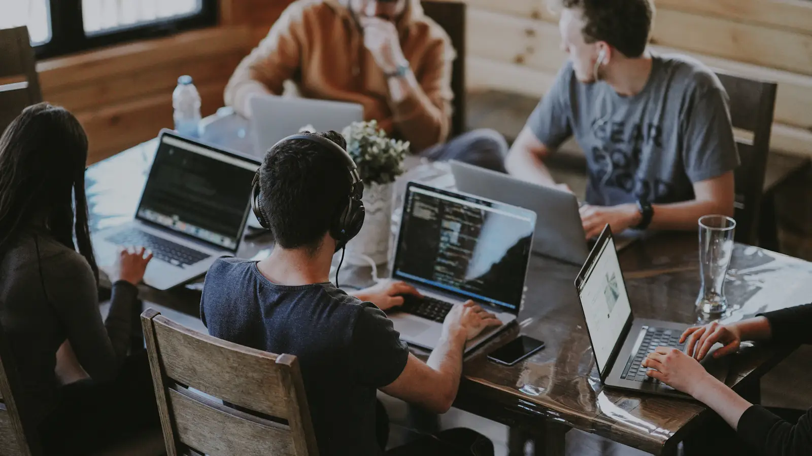 Micro-SaaS : Comment Ces Petits Outils Spécialisés Battent les Géants en 2026